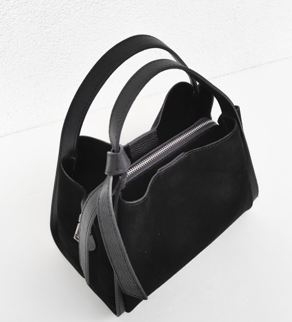 Zamszowy czarny kuferek Vera Pelle