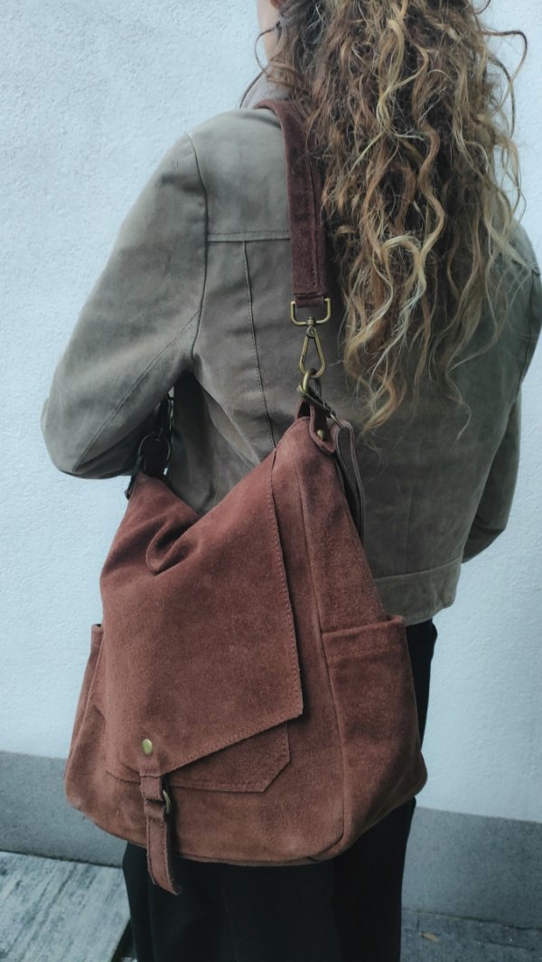 Zamszowa torebka worek listonoszka brązowa