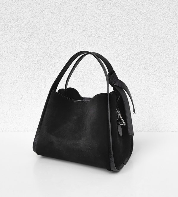 Zamszowy czarny kuferek Vera Pelle