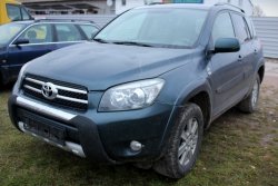 Zwrotnica przód lewa Toyota Rav4 III XA30 2006 2.2D-CAT 2AD-FHV Suv 5-drzwi 