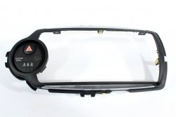 Przełącznik świateł awaryjnych ramka Toyota Yaris III 2015 5D