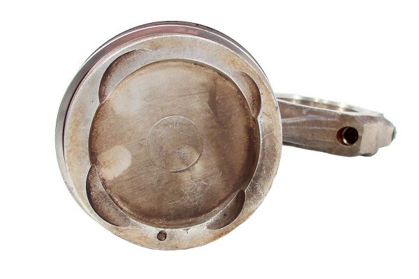 Tłok korbowód Toyota Avensis T22 1998-2000 1.8 16V