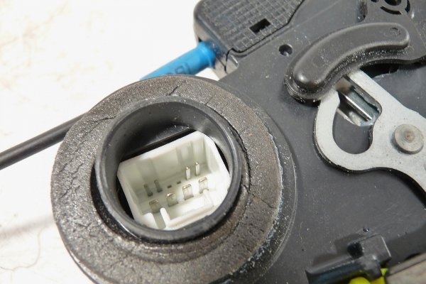 Zamek drzwi tył lewy Toyota Avensis T25 2003-2008 (8pin) + klamka wewnętrzna