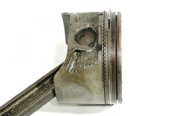 Tłok korbowód Nissan Primera P11 1996-2002 1.8i 16V