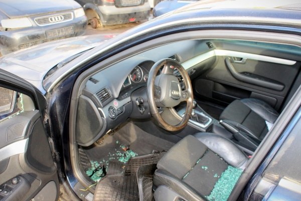 Schowek Audi A4 B7 2006 (czarny)