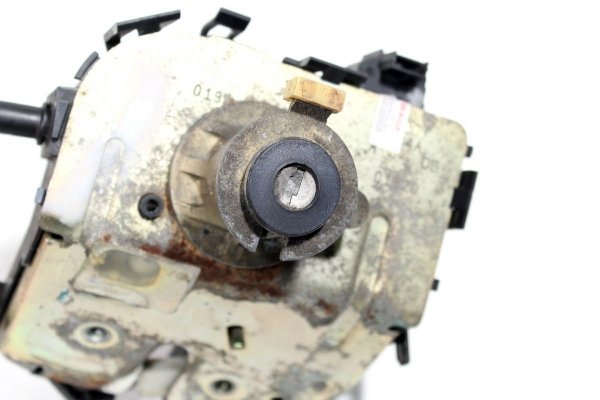Zamek klapy Ford Focus MK1 1998-2004 Sedan USA