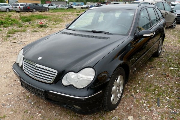 Zderzak przód Mercedes C-Klasa W203 2002 Kombi (Kod lakieru: 040)