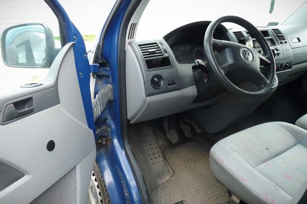VW Transporter T5 2004 2.5TDI AXD Bus [A]