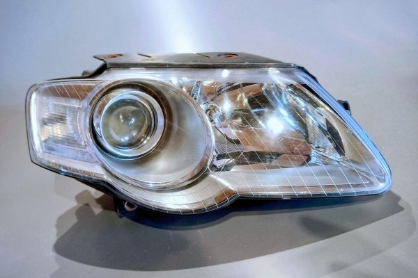 Reflektor prawy VW Passat B6 2005-2010