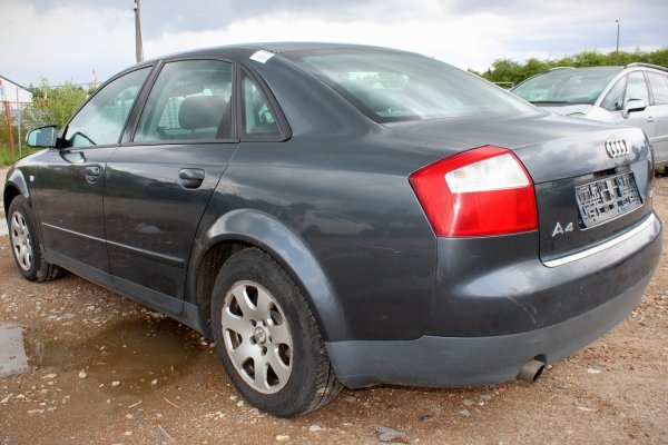 Reflektor prawy Audi A4 B6 2001 2.0i ALT Sedan