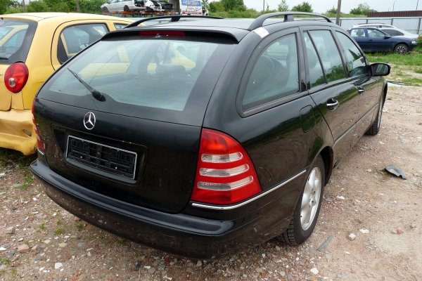 Pas przód ( + chłodnice) Mercedes C-Klasa W203 2002 2.0i Kompressor 111955 Kombi 