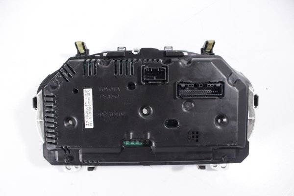 Licznik zegary Toyota Yaris III XP13 Lift 2015 Hatchback 5-drzwi