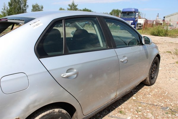 VW Jetta V 1K 2006 1.6i BSE Sedan [A]