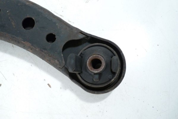 Wahacz dolny przód prawy Toyota Rav4 2003 2.0D4D 5D