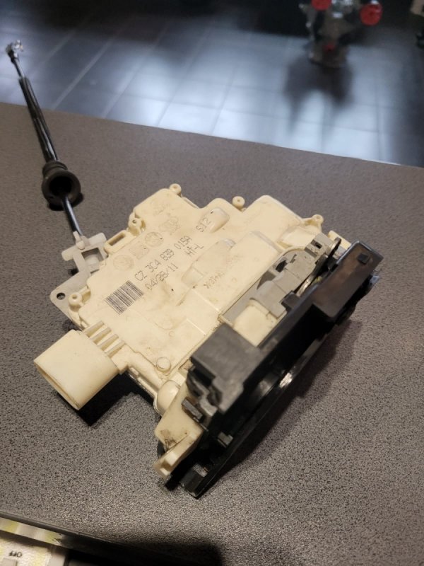 Zamek drzwi tył lewy VW Tiguan 5N 08 2.0TDI 