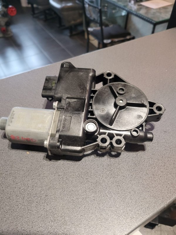 Silniczek podnośnika przód lewy Kia Carens FG 2008 2.0i 16V G4KA