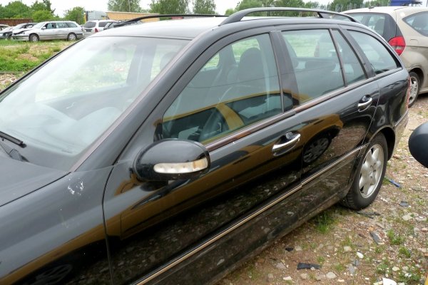 Zderzak przód Mercedes C-Klasa W203 2002 Kombi (Kod lakieru: 040)