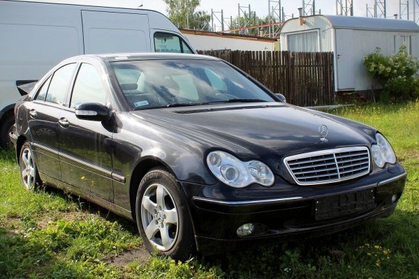 Maska Mercedes C-klasa W203 Lift 2004 Sedan Kod lakieru: 197