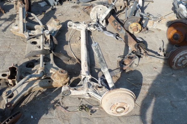 Belka zawieszenie tył Opel Corsa C 2001 1.0i Z10XE Hatchback 3-drzwi (Bębny, bez ABS)