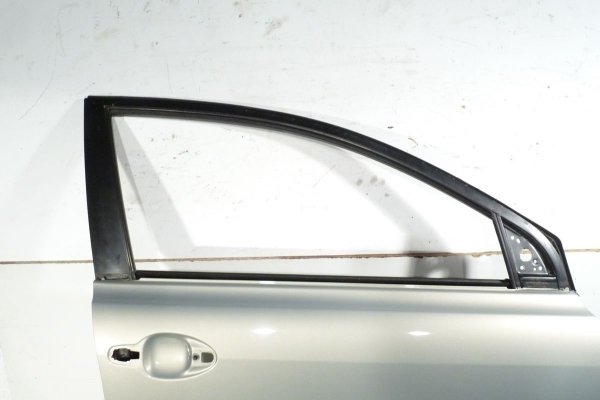Drzwi przód prawe Toyota Avensis T25 2004  Liftback 
