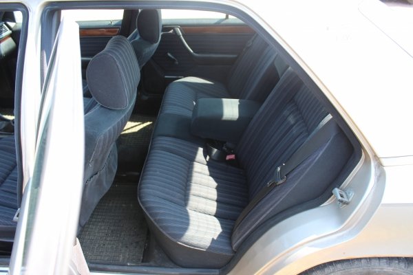 Zderzak przód Mercedes W124 1989 Sedan (kod lakieru: 702)