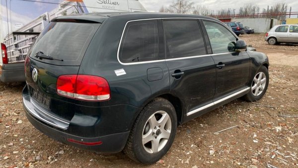 Błotnik przód prawy VW Touareg 7L 2005 