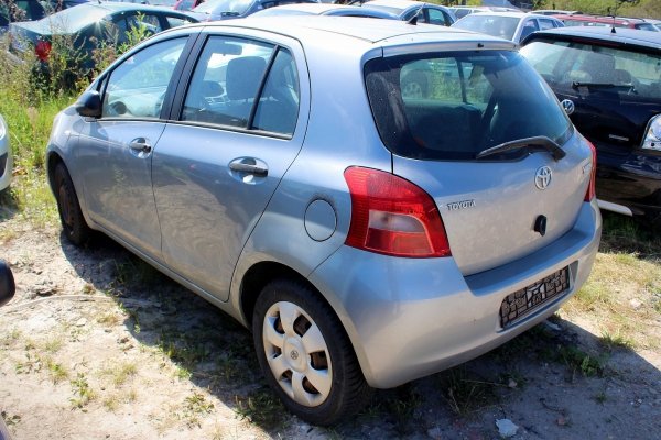 Drzwi przód prawe Toyota Yaris II XP90 2006 1.0VVTI 1KR-FE Hatchback 5-drzwi