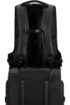 Plecak posiada wygodne ergonomiczne szelki wraz zapięciem piersiowym. Plecak posiada taśmę /tunel, który umożliwia nałożenie plecaka na stelaż innego bagażu. Plecak posiada górny uchwyt.Plecak na tyle ma dodatkową kieszeń zamykaną na suwak