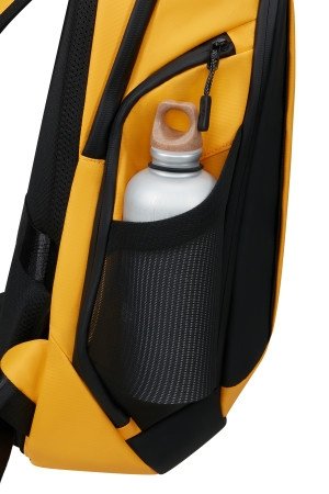 plecak po bokach ma kieszenie oraz miejsce na bidon