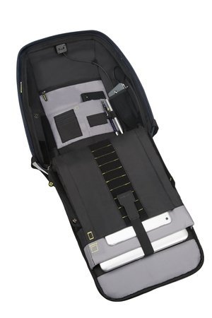 Plecak wewnątrz posiada miejsce na laptopa oraz wszystkie niezbędne rzeczy.Dostęp do plecaka mozliwy tylko po zdjęciu go z pleców, ponieważ plecak posiada kołnierz, który nachodzi na wszystkie kieszenie i zamyka dostęp do kieszeni złodziejowi.