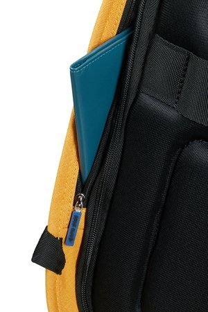 Plecak ma boczną kieszeń z funkcją RFID