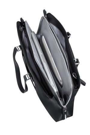 Środkowa kieszeń zapinana na metalowy suwak przeznaczona na laptopa i na tablet