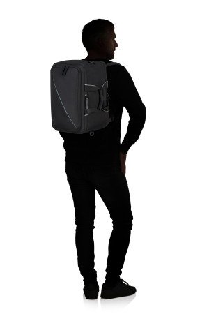Torba/ plecak ma dopinane i chowane szelki do noszenia na plecach. Szelki są schowane w tylnej części 