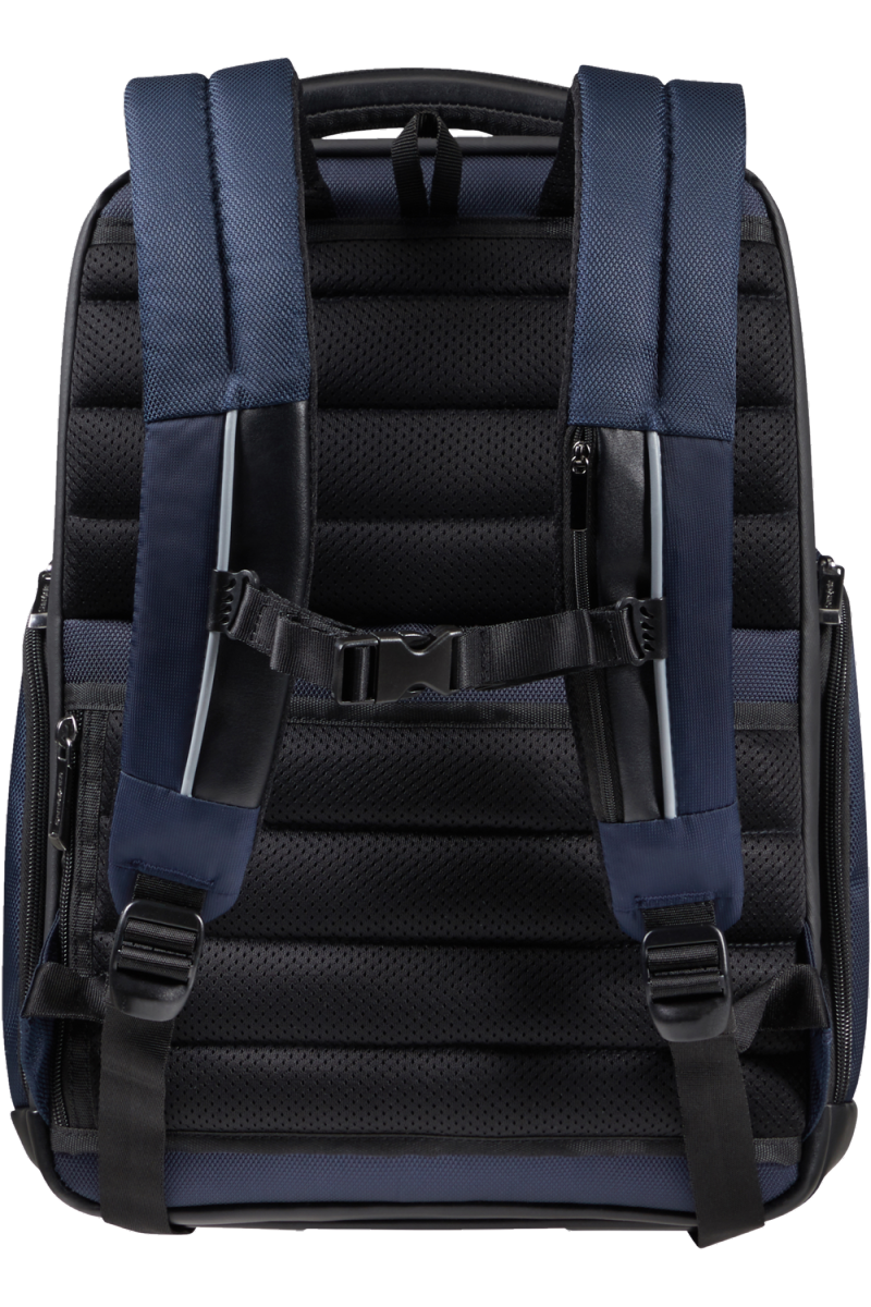 Plecak posiada regulowane szelki z zapięciem piersiowym oraz  tunel, który umożliwia nałożenie plecaka na stelaż bagażu. W tym tunelu znajduje się również mała kieszeń