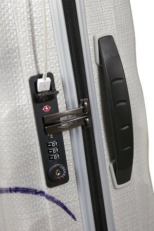 Bagaż ma zamek szyfrowy z systemem TSA oraz wbudowany port USB