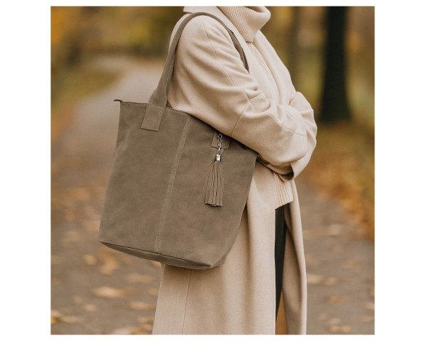 Skórzana torba damska włoska torebka miejska Solome Carvela beżowa zamszowa z modelką