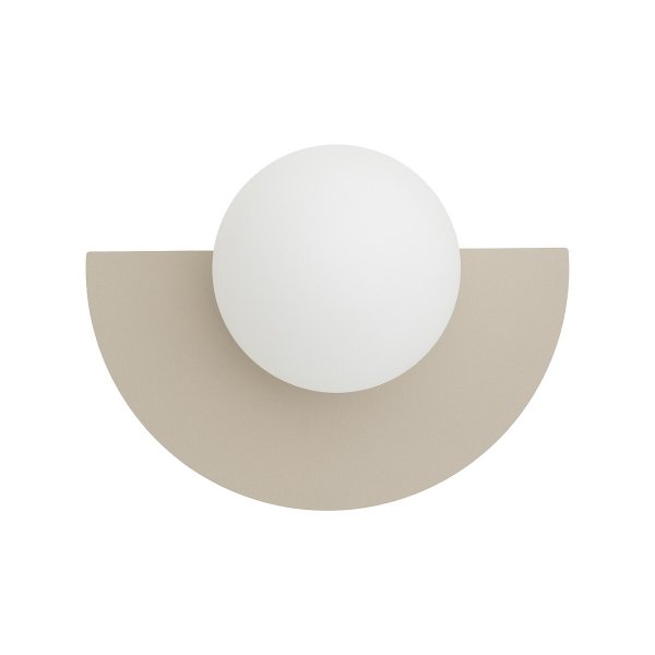 Minimalistyczna lampa ścienna w kształcie niedużego, okrągłego dysku o matowej powierzchni w kolorze beżowym (ecru). Kinkiet zamontowany na ścianie, emitujący łagodne, ciepłe światło zza tarczy, które układa się w regularny pierścień wokół oprawy.