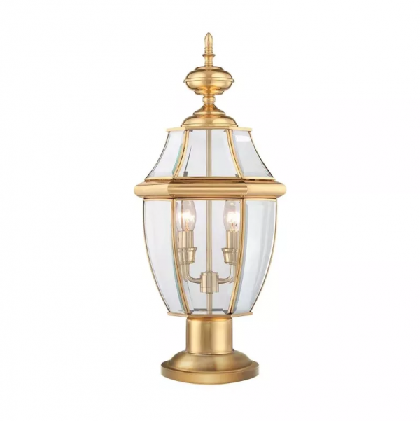 Stojąca lampa ogrodowa Newbury z polerowanego mosiądzu, montowana na słupku, z przezroczystą latarnią.