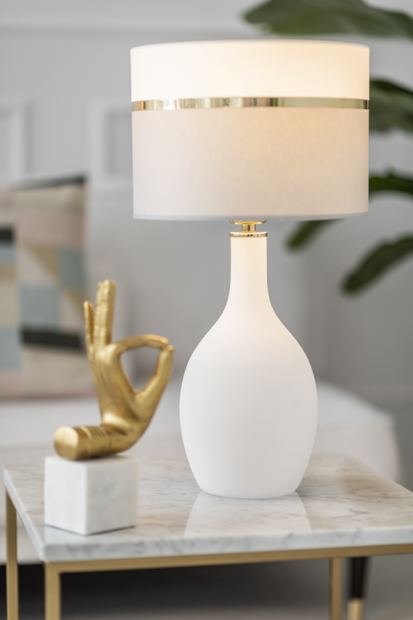 Elegancka biała lampa stołowa lampka nocna szklana uniwersalna z dekoracyjnym abażurem ze złotymi elementami dekor BEJA 4359 Argon