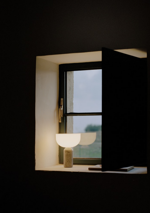 Lampka stołowa nocna półokrągła szary marmur nowoczesna designerska dekoracyjna na komodę 24cm Kizu 21712 New Works