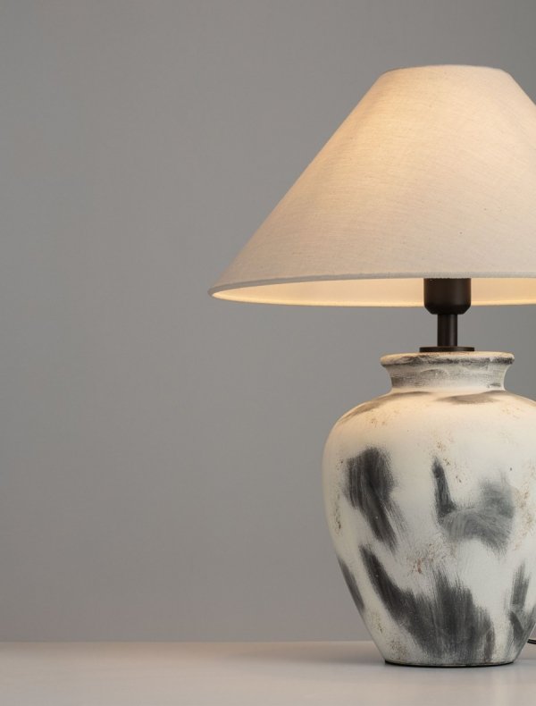 Lampka stołowa nocna biały abażur podstawa ceramiczna dekoracyjna na komodę Luces Exclusivas