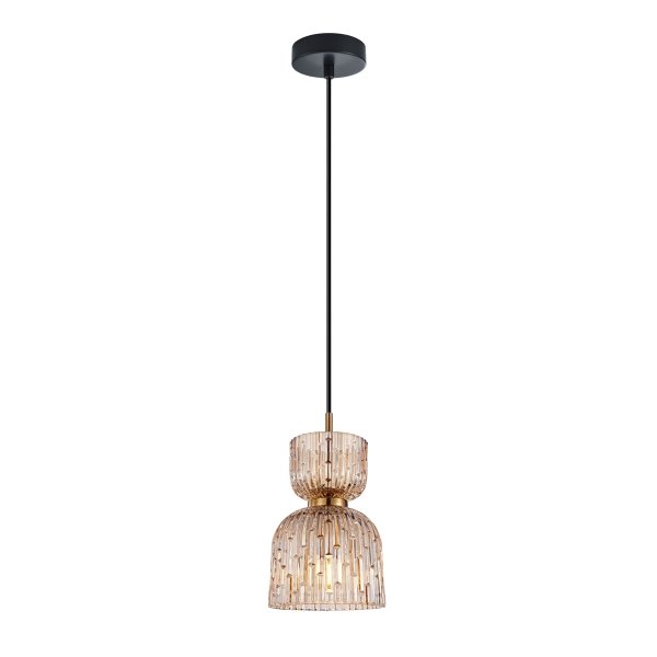 Nowoczesna pojedyncza lampa wisząca Italux Balme zaprezentowana na jasnym tle. Widoczny jest podłużny, szklany klosz o wyraźnej, strukturalnej fakturze w ciepłym, bursztynowym odcieniu. Klosz zamocowany jest na smukłym, czarnym przewodzie z eleganckim zło