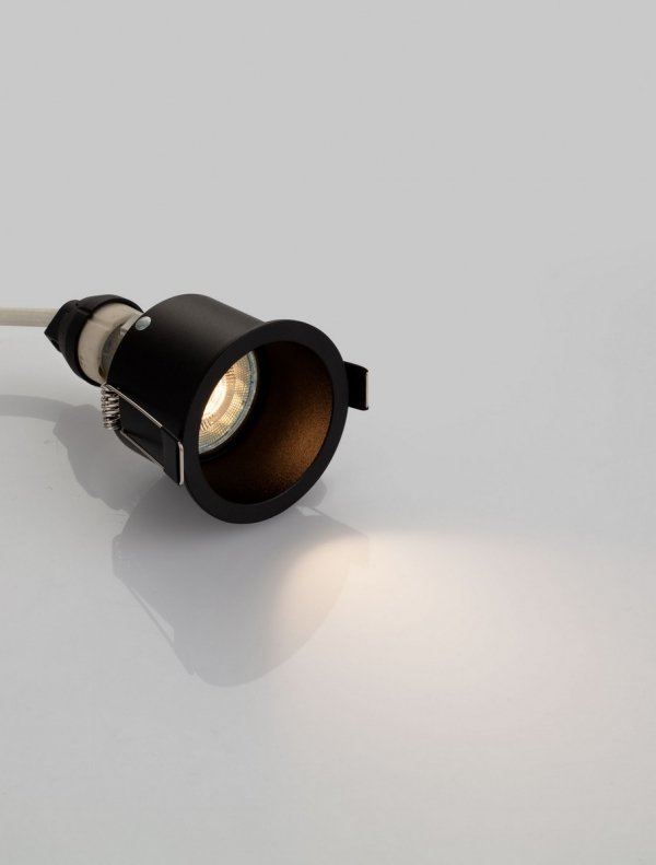 Czarna okrągła oprawa sufitowa podtynkowa wpuszczana GU10 minimalistyczna Luces Exclusivas