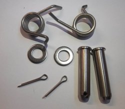 M.C. ZESTAW MONTAŻOWY PODNÓŻKÓW SUZUKI RM/RMZ 250/450 10-23 (SWORZNIE,BOLCE,SPRĘŻYNY,ZABEZPIECZENIA)