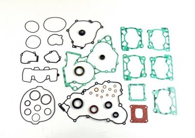 ATHENA KOMPLET USZCZELEK Z USZCZELNIACZAMI SILNIKOWYMI KTM SX 125 16-22, SX 150 16-22, HUSQVARNA TC 125 16-22, TE 150 16-22, TPI