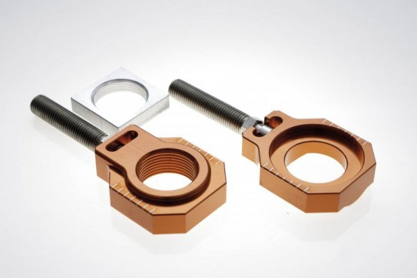 ACCEL NAPINACZ TYLNEJ OŚKI ZE ŚRUBĄ KTM SX/SXF 125-450 13-19, HUSQVARNA TC 125/250 / FC 250/350/450 15-18 (ŚR. 25MM) KOLOR POMAR