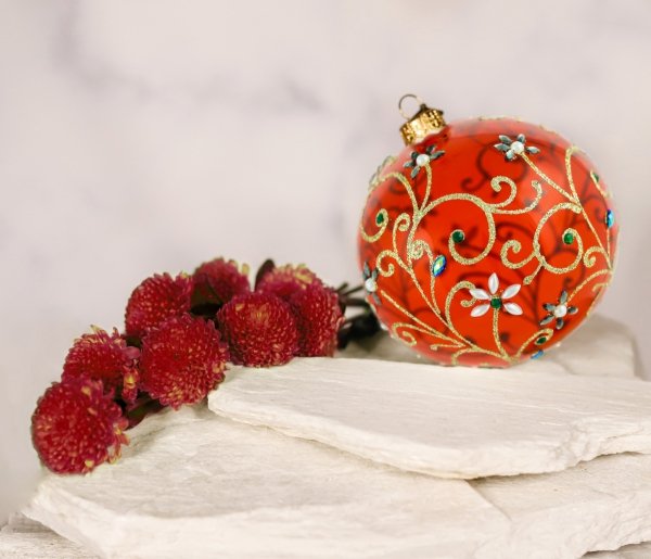 czerwona bombka kula z kwiatami