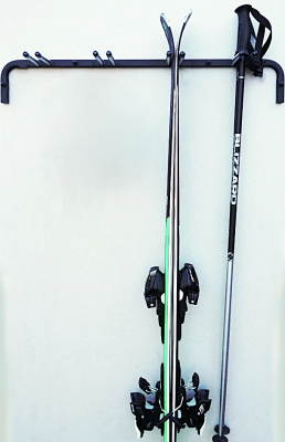 Wieszak NU4C zamontowany na ścianie – uchwyt na cztery pary nart