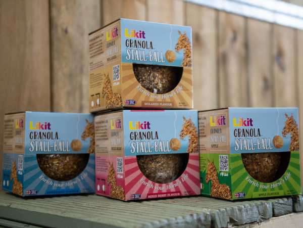 Lizawka do boksu Stable Ball Granola 1.6 kg - LIKIT
