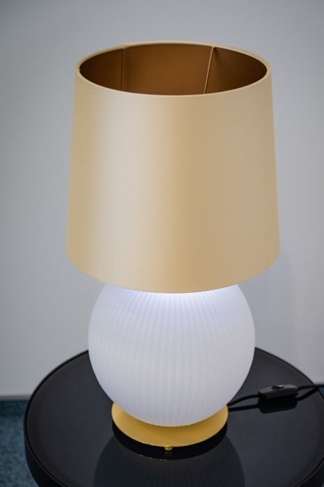DUŻA LAMPA STOŁOWA NOCNA SZKLANA DO SALONU SYPIALNI NA KOMODĘ W STYLU GLAMOUR BIAŁO ZŁOTA Z BEŻOWYM ABAŻUREM ARGON HAMILTON 8544